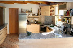 Küche im Materialmix mit effektiver Raumnutzung 